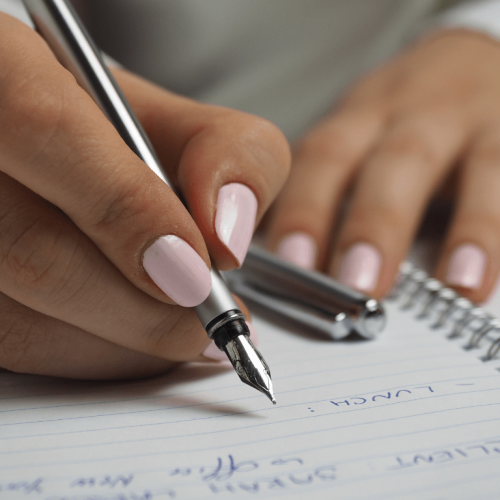 Write to win - Copywriting Kurs, Frau schreibt mit ihrem Füller ihre neuen Marketing Texte die verkaufen